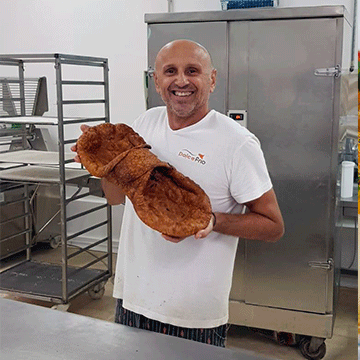 titolare Bartolomeo Simonte con cannolo gigante dolcefrio